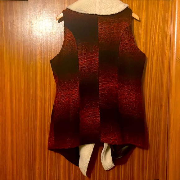 Never worn black/red polyester/wool vest - faux lamb collar and polyester lining - Picture 2 of 14